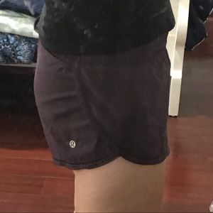 LULULEMON Seek the Heat short - Size 4 - plum